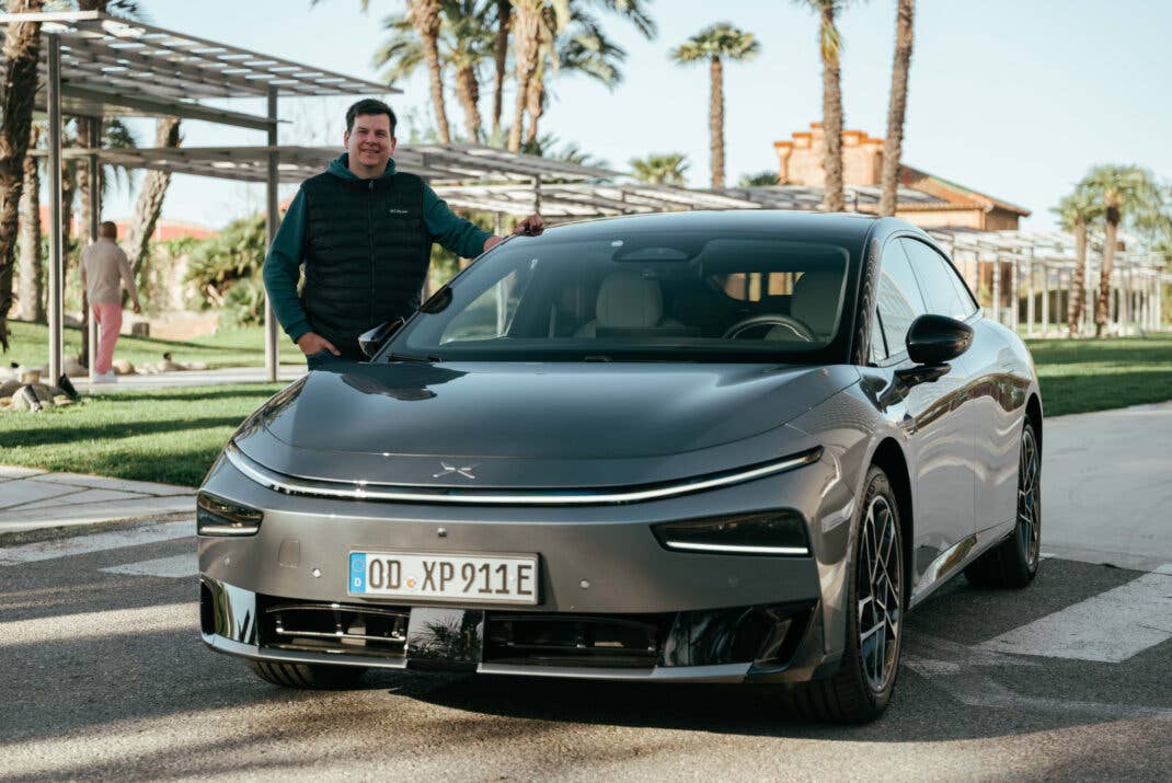 Xpeng P7+ mit Hayo Lücke neben dem Auto.