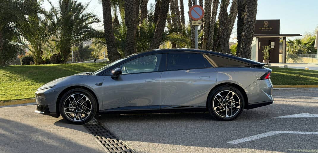 Xpeng P7+ in der Seitenansicht.