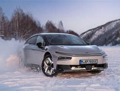 Xpeng P7+ driftet im Schnee.