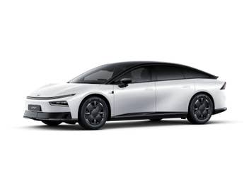 xpeng-p7plus-seitlich-vorn2-weiss