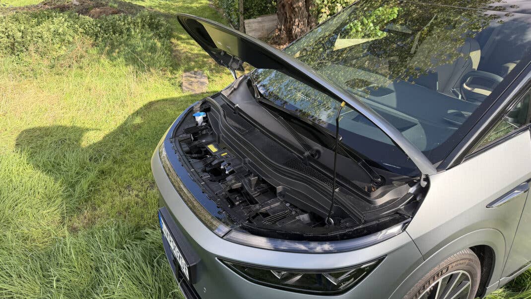 Xpeng X9 mit geöffneter Motorhaube.