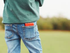 XploraOne Handy in der Hosentasche eines Kindes.