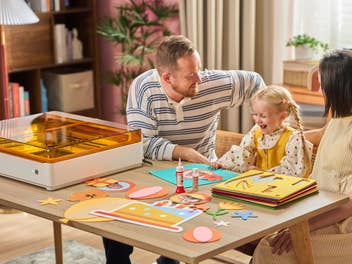 Eine Familie bastelt gemeinsam mit der xTool Lasergravurmaschine