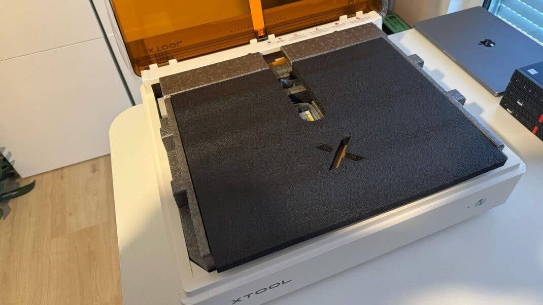 xTool M2 aufgebaut auf einem Tisch