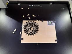 xTool M2 Lasergravierer mit einer Gravur in Holz