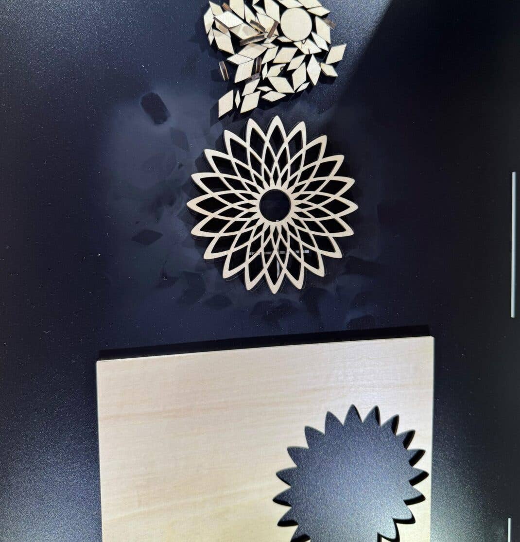 Ein Mandala-Motiv aus Holzschnitt mit dem xTool M2