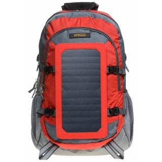 Der XTPower SP07BL Solarrucksack von vorn in rot-orange mit Solarpanels