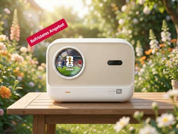 Beamer steht auf einem Gartentisch und in der Linse sieht man ein Spiel der Fifa Fußball-Weltmeisterschaft 2026.