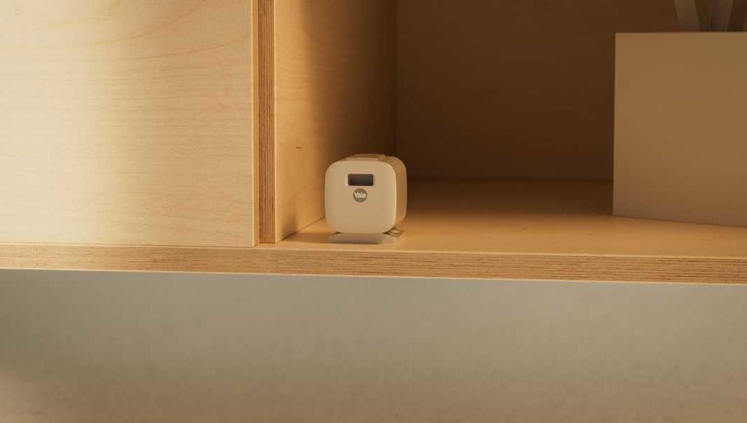 Das Yale Smart Cabinet Lock in einem Schrank.