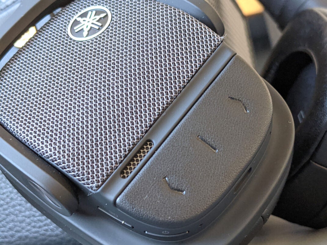 Ohrhörer der Yamaha L700A Kopfhörer mit Stoffüberzug und Lederapplikation