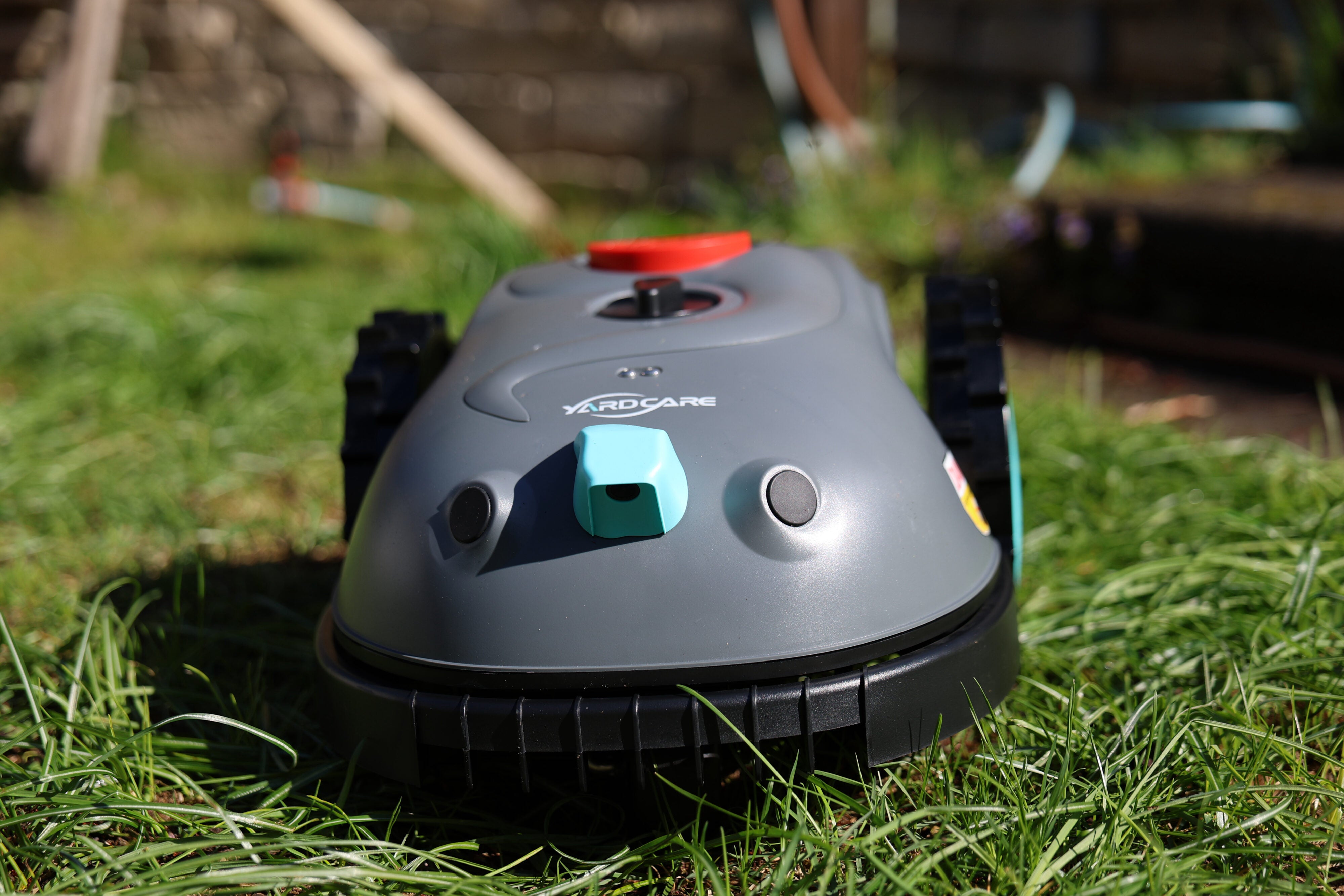 Yardcare V100 ausprobiert: Lohnt sich der 400-Euro-Mähroboter?