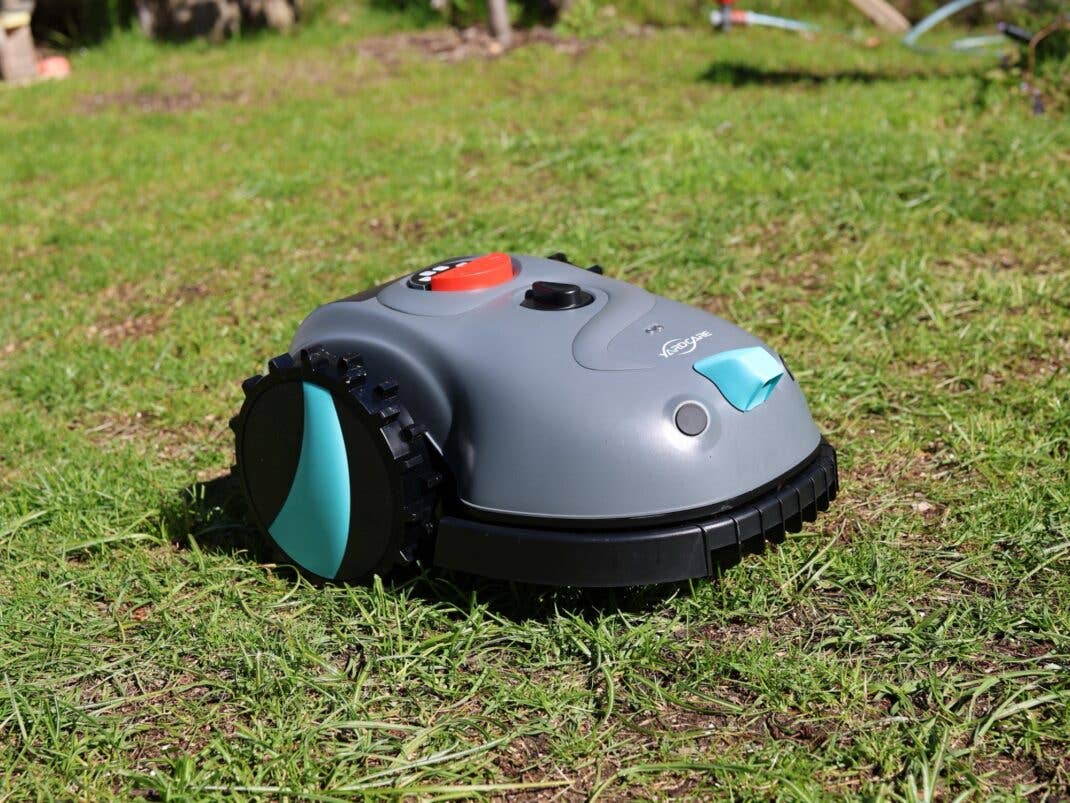 Yardcare V100 beim Mähen