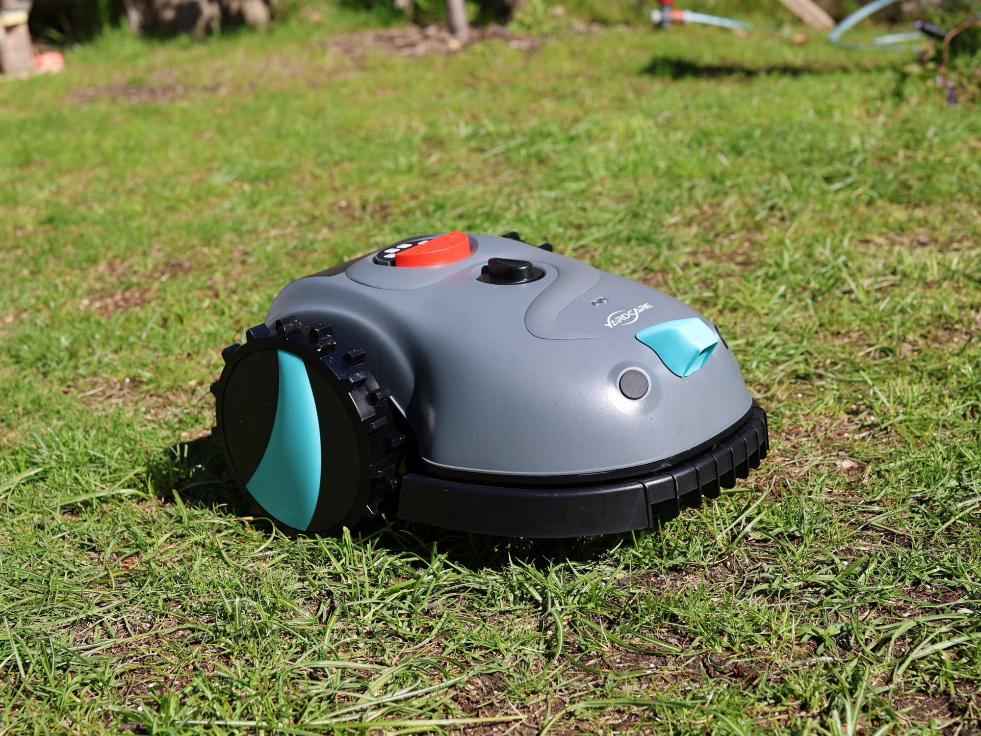 Yardcare V100 beim Mähen