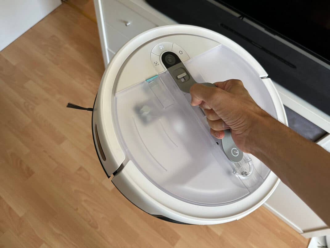 Mit dem Handgriff kannst du den Yeedi Cube in eine andere Etage tragen