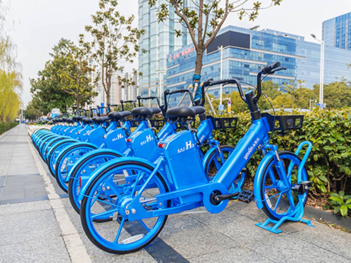 Youon Wasserstoff-Bike geparkt auf dem Bürgersteig.