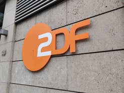 Das ZDF-Logo an einer Hauswand