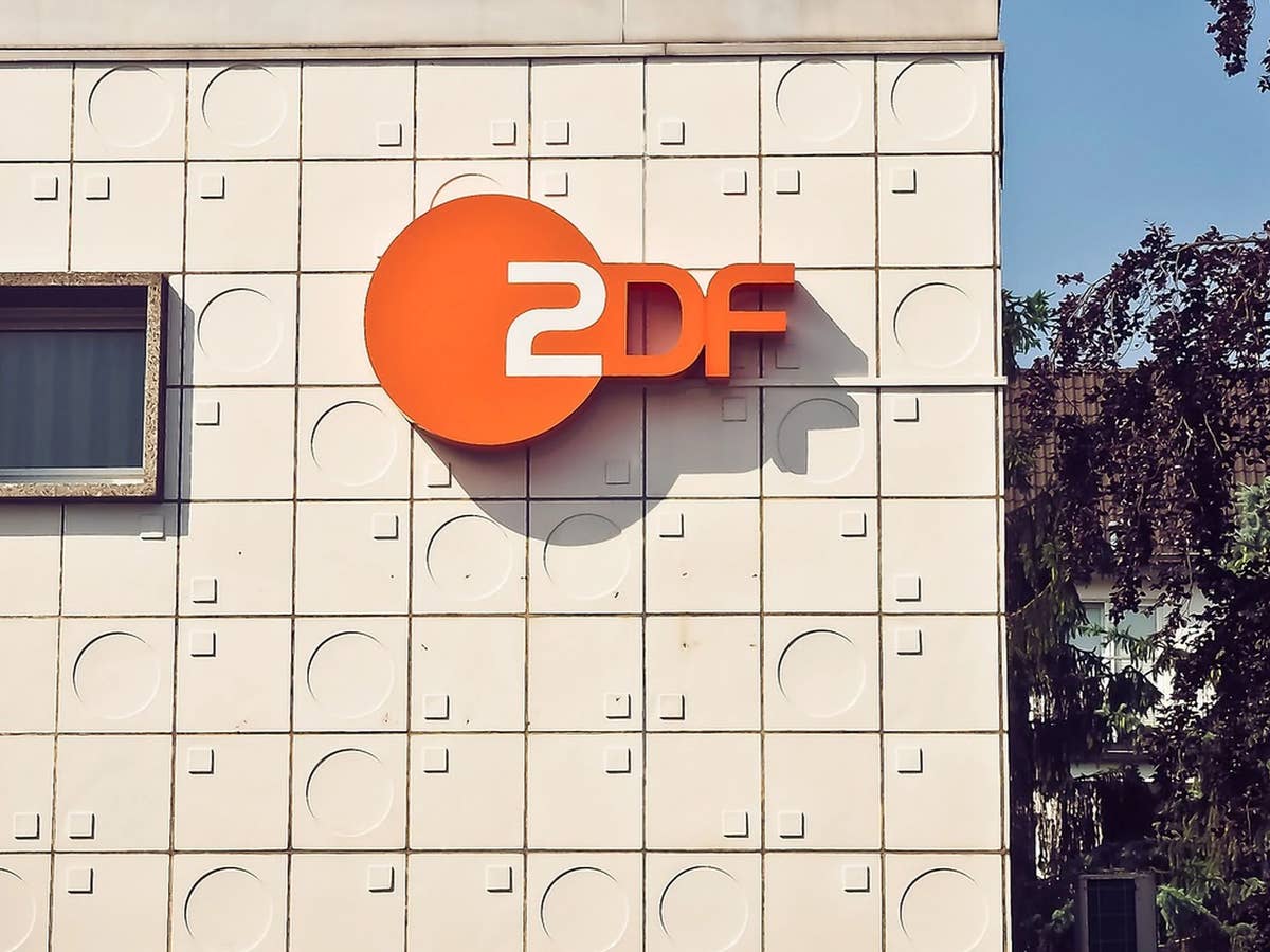 Das ZDF-Logo an einer Hauswand