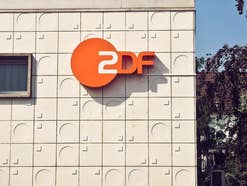 Das ZDF-Logo an einer Hauswand
