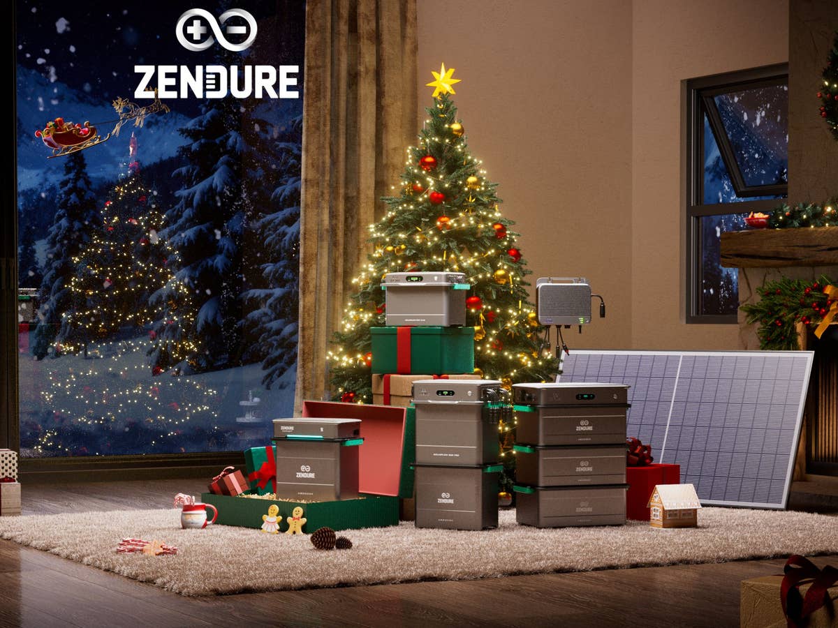 zendure-solarflow-2400-ac-im-weihnachtsangebot Zendure Solar-Geräte stehen vor einem Weihnachtsbaum