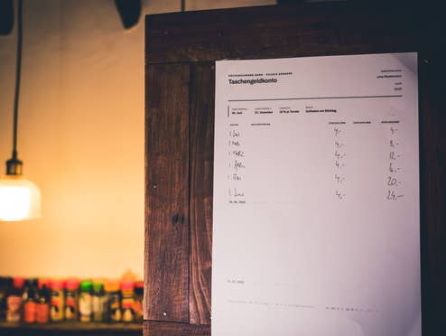 Zum Nachmachen: Die Zettel-Methode im Küchenschrank Zum Nachmachen: Die Zettel-Methode, die gerade das Internet begeistert. Wie eine Schranktür Kindern das Sparen beibringt