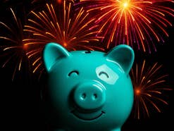 Sparschwein vor Feuerwerk.