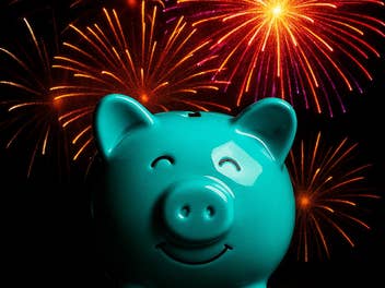 Sparschwein vor Feuerwerk.