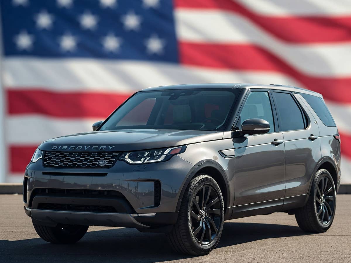 Land Rover Discovery vor einer US-Flagge im Hintergrund.