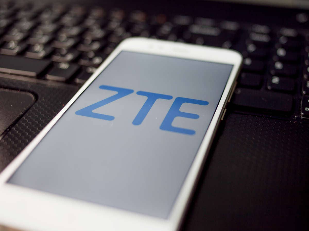 ZTE-Smartphone liegt auf einer Laptop-Tastatur.