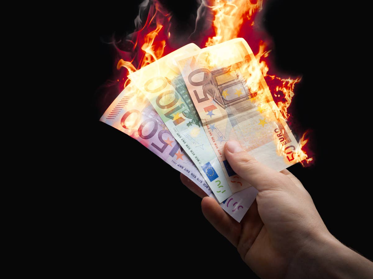 Zu viel bezahlt: Strom- und Gasanbieter zockt Kunden ab Geldscheine brennen in einer Hand.