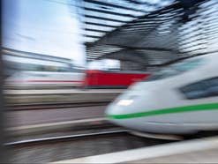 Züge der Deutschen Bahn verschwommen an einem Bahnhof.