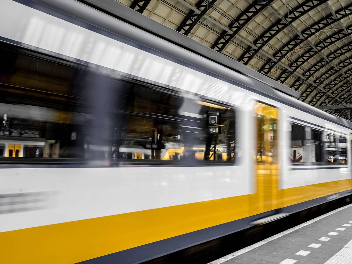 Ein Zug fährt durch einen Bahnhof