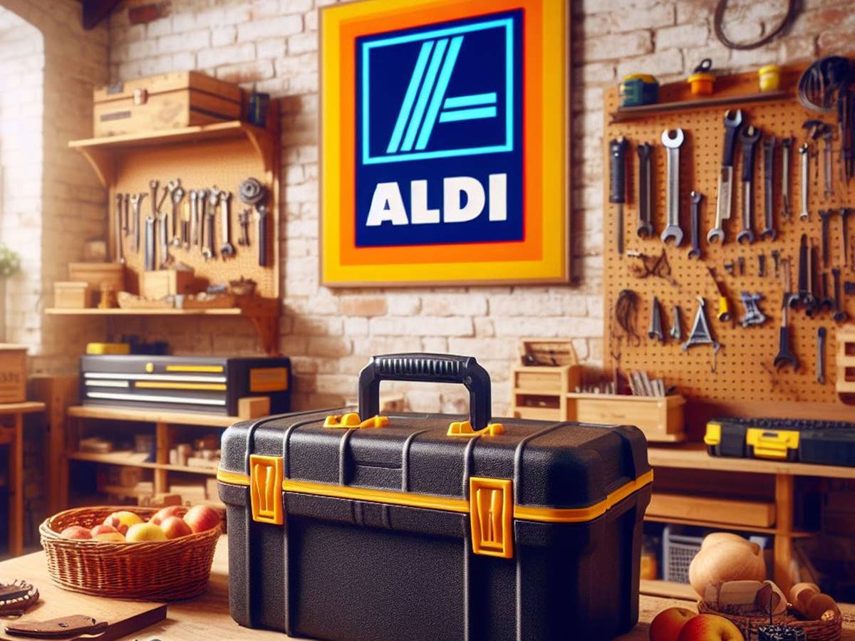 Werkzeugkoffer in einer Werkstatt unter einem Aldi-Logo.