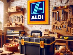 Werkzeugkoffer in einer Werkstatt unter einem Aldi-Logo.