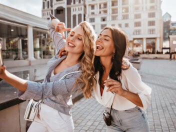 Zwei Frauen machen ein Selfie