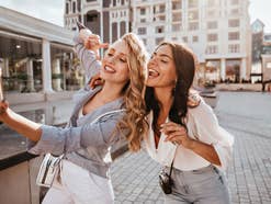 Zwei Frauen machen ein Selfie
