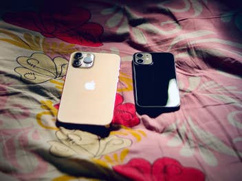 Zwei iPhones in einem Bett